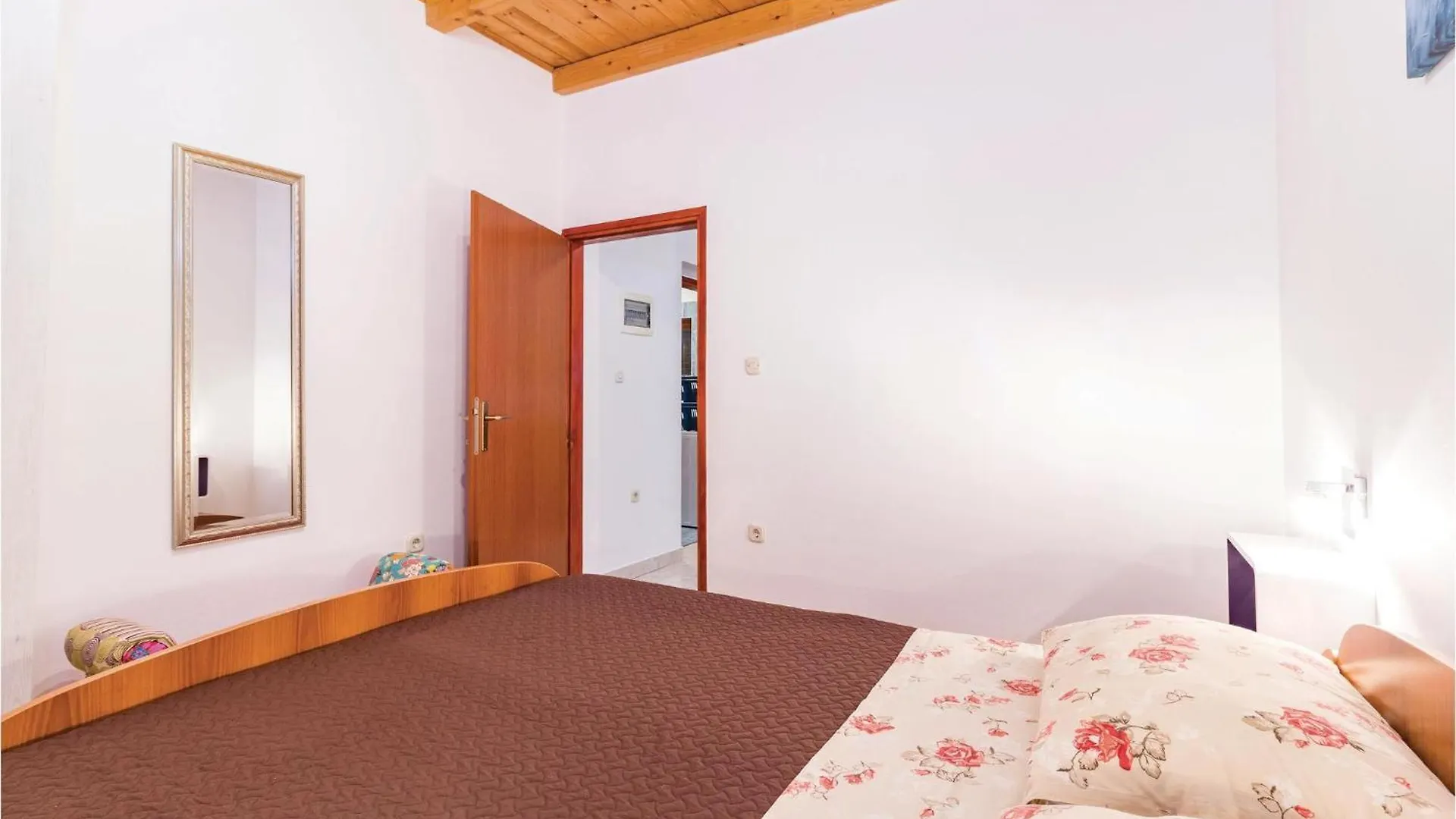 2 Bedroom Beautiful Home In Rebici Holiday home