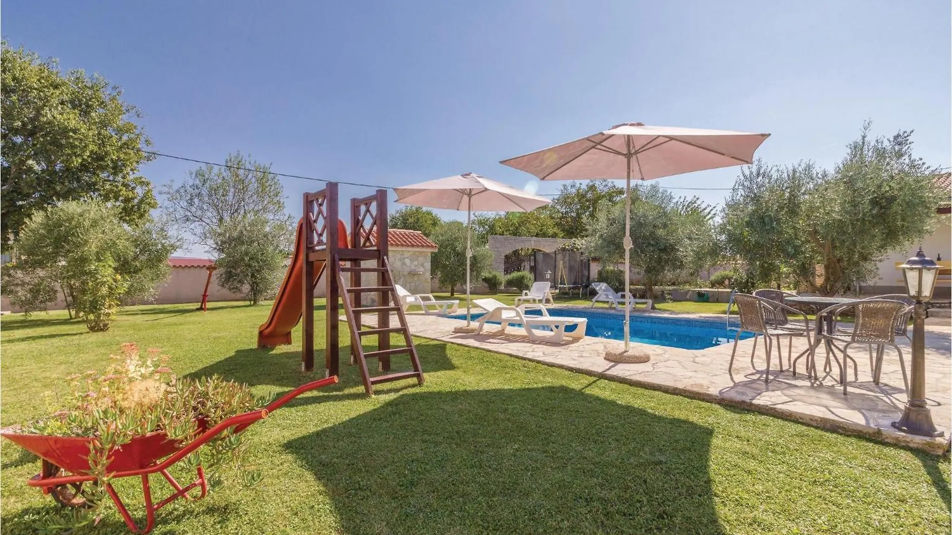 2 Bedroom Beautiful Home In Rebici Croatia