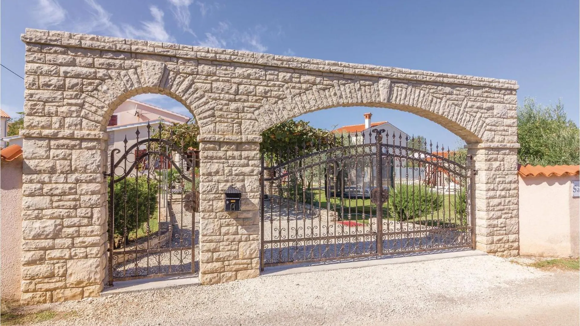 2 Bedroom Beautiful Home In Rebici Holiday home