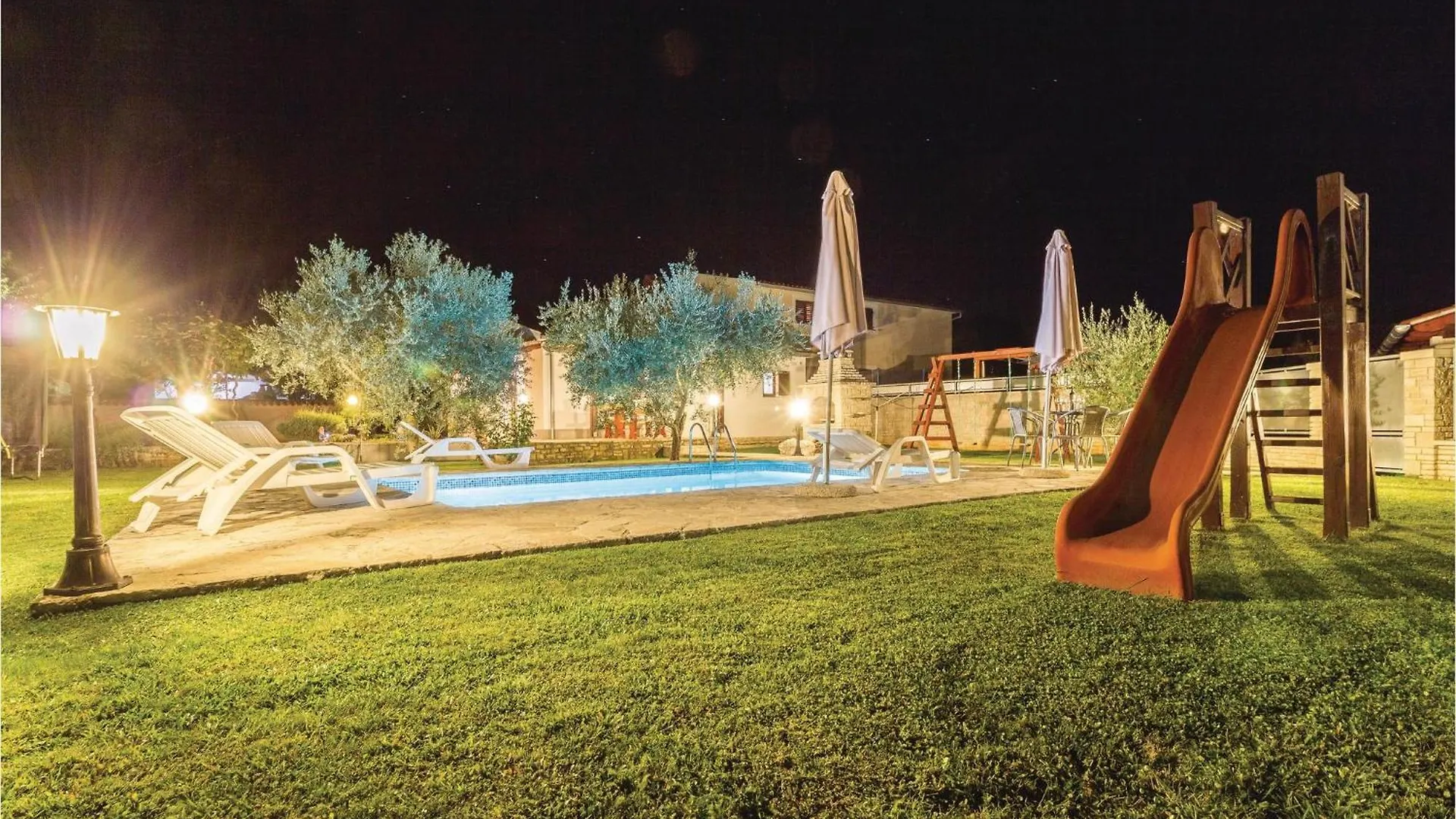 2 Bedroom Beautiful Home In Rebici Croatia